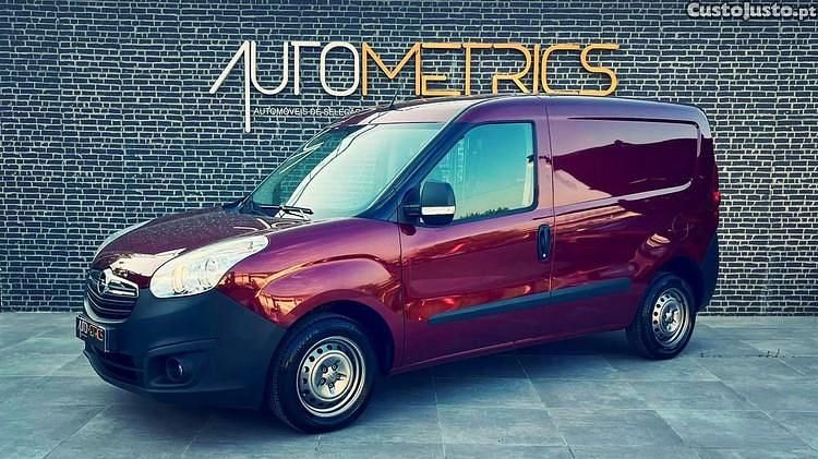 Vermelho Usado 2013 Opel Combo Monovolume | € 10.900 - Imagem 1/1