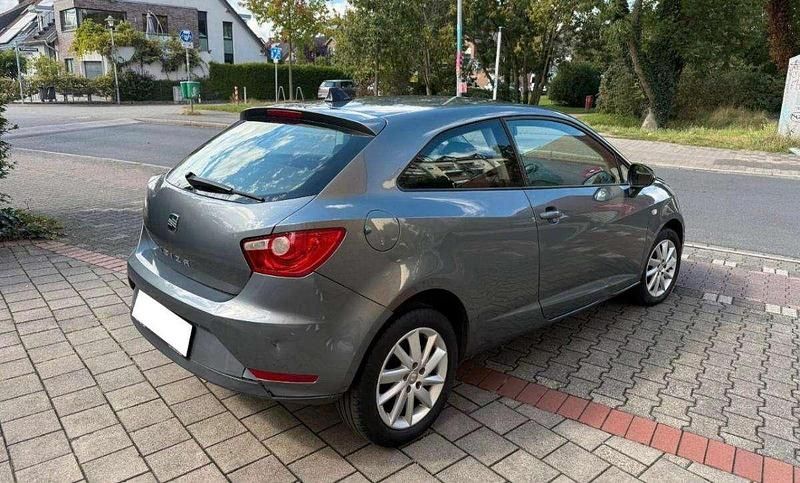 Usado Seat Ibiza 75 HP (55 kW) 2012 Cinzento