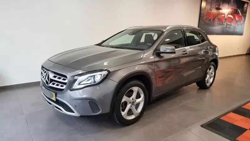 Cinzento Usado 2017 Mercedes GLA180 Urban SUV | € 19.700 (Bom preço) - Imagem 1/4