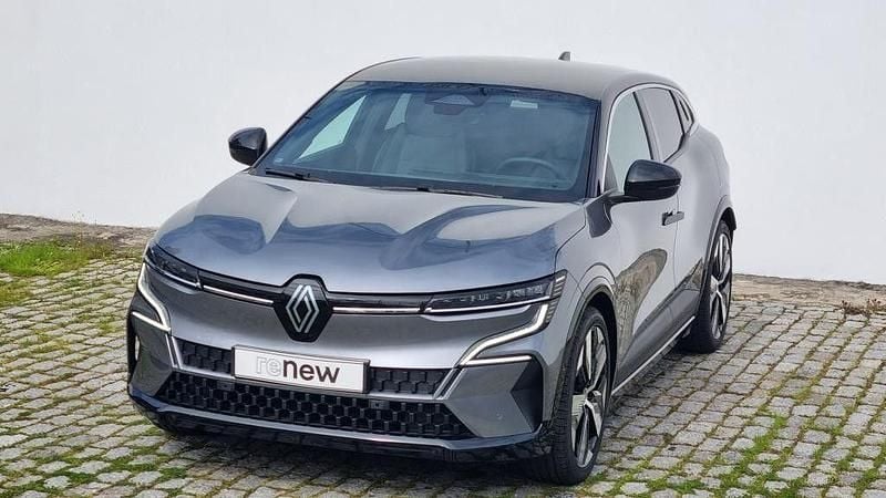 Cinza Usado 2023 Renault Mégane Techno Sedan | € 30.950 (Caro) - Imagem 1/4