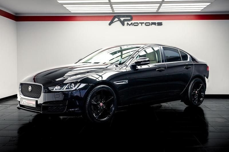 Usado Jaguar XE 180 HP (132 kW) 2015 Preto Sedan