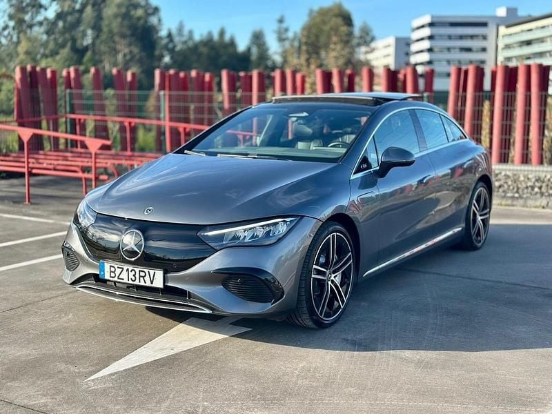 Cinza Usado 2024 Mercedes EQE300 AMG Sedan | € 52.990 - Imagem 1/4