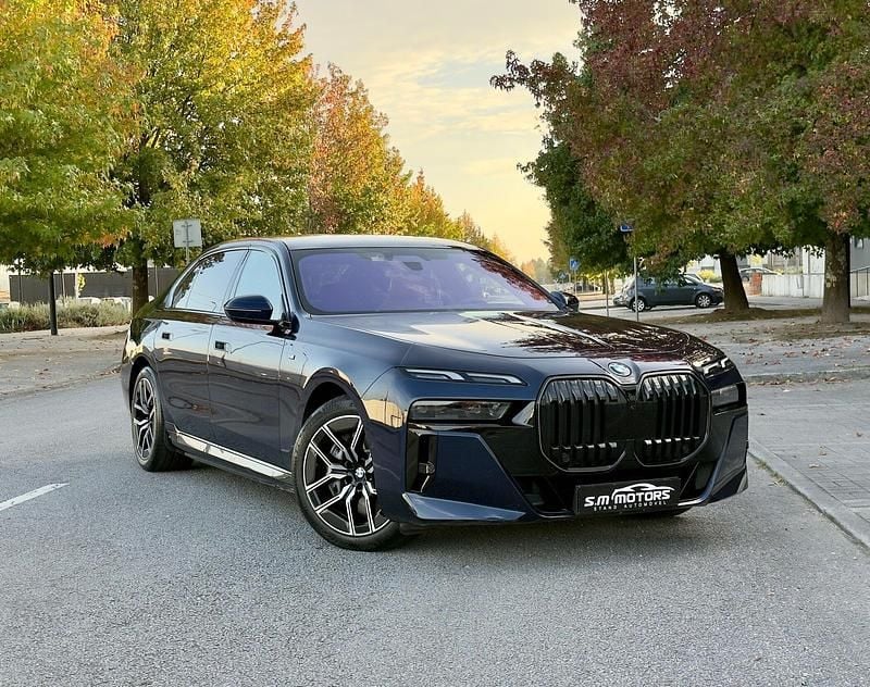 Azul Usado 2023 BMW 750e Sedan | € 120.000 - Imagem 1/4