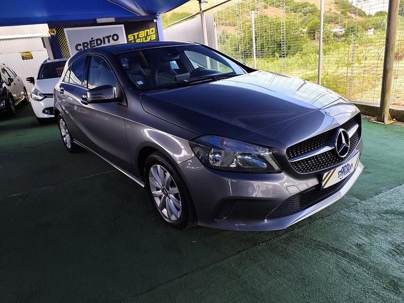 Cinza Usado 2016 Mercedes A180 Style | € 15.400 (Preço justo) - Imagem 1/4