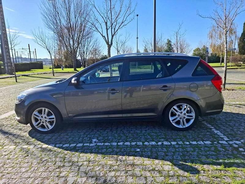 Usado Kia Ceed 116 HP (85 kW) 2010 Cinzento Citadino