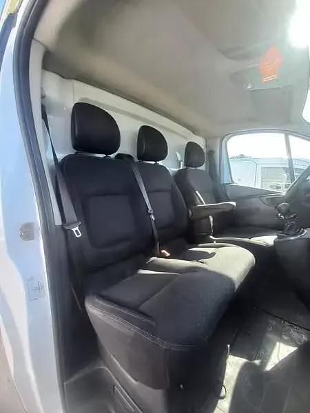Usado Renault Trafic Zen 120 HP (88 kW) 2015 Branco Monovolume