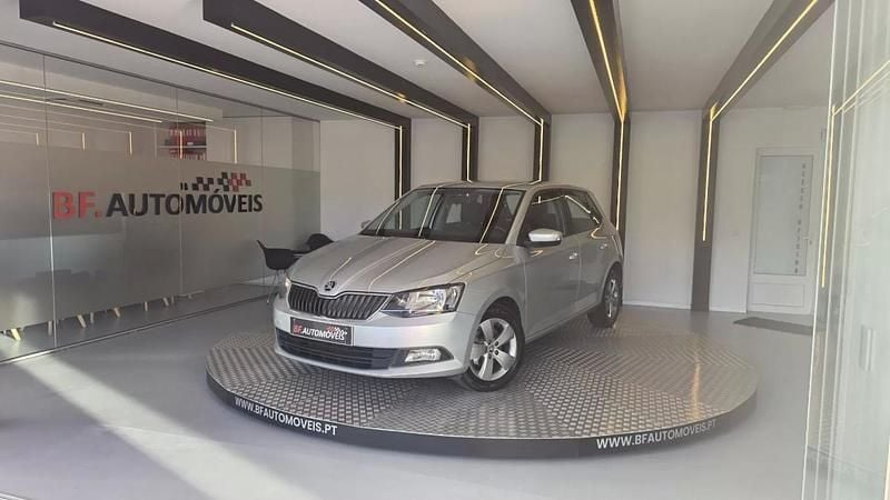 Usado Skoda Fabia Ambition 90 HP (66 kW) 2015 Cinzento Citadino