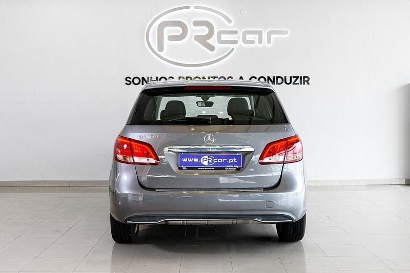 Usado Mercedes B180 Style 109 HP (80 kW) 2017 Cinzento Monovolume