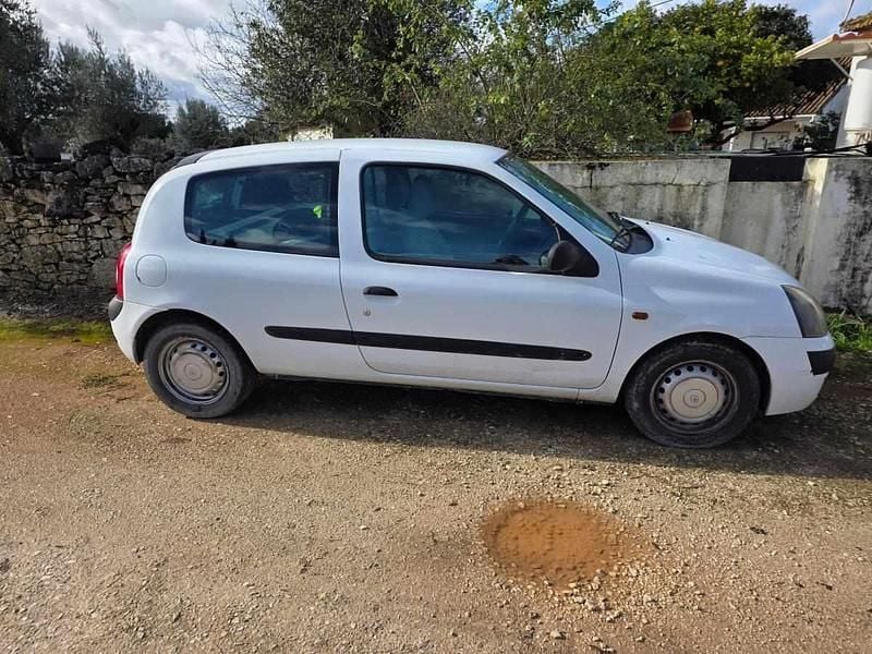 Usado Renault Clio II 65 HP (47 kW) 2002 Branco Citadino