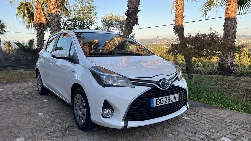 Usado 2015 Toyota Yaris Hybrid Sedan | € 12.900 (Preço justo) - Imagem 1/4