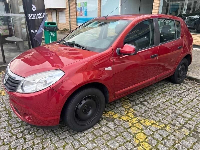 Vermelho Usado 2011 Dacia Sandero Comfort Citadino | € 6.490 - Imagem 1/4