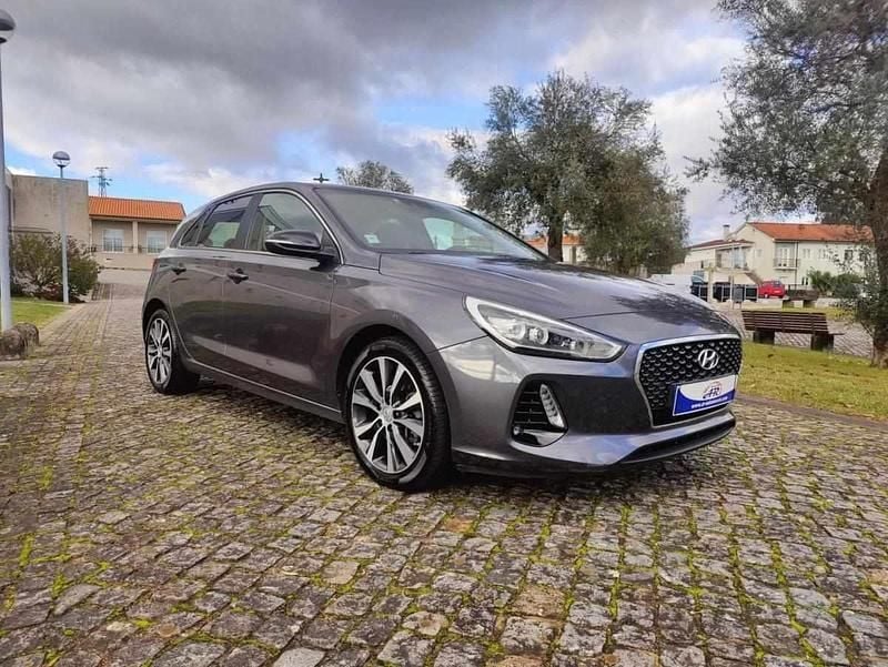 Cinza Usado 2017 Hyundai i30 Style Citadino | € 11.750 (Bom preço) - Imagem 1/4