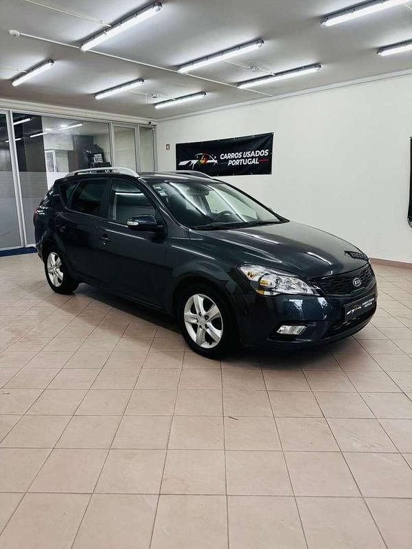 Usado Kia Ceed Sportswagon 109 HP (80 kW) 2010 Preto Carrinha