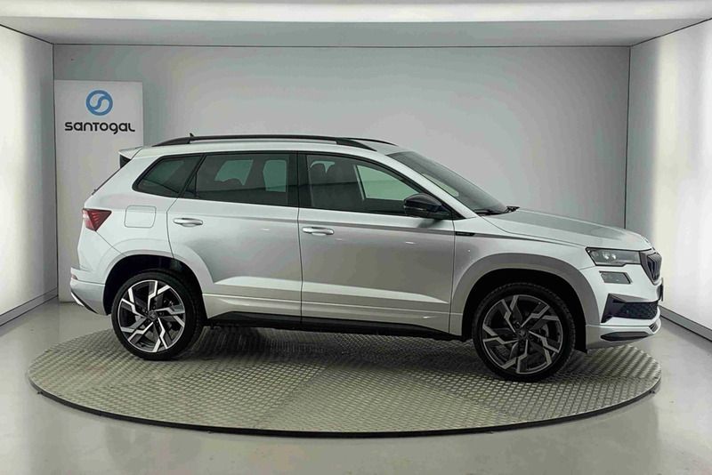Preto Novo 2025 Skoda Karoq SportLine SUV | € 29.990 (Preço justo) - Imagem 1/4