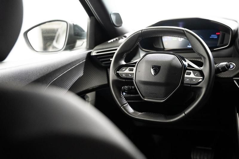 Usado Peugeot e-2008 Allure 100 kW (136 HP) 2024 Preto SUV