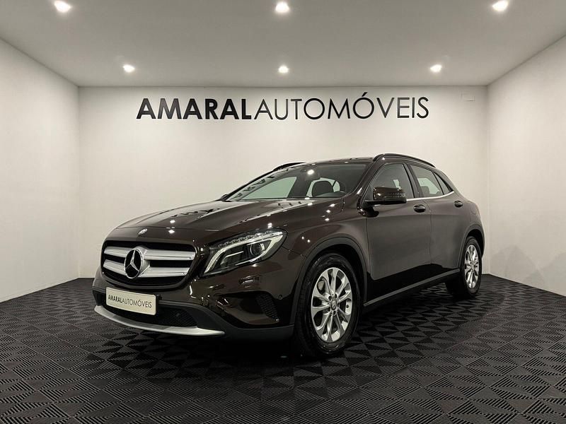 Castanho Usado 2014 Mercedes GLA200 Style SUV | € 21.900 (Preço elevado) - Imagem 1/4