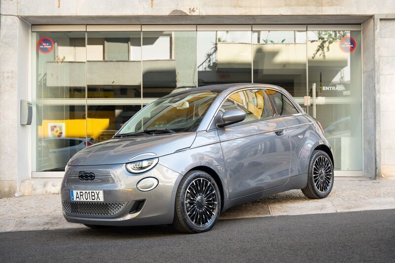 Cinzento Usado 2022 Fiat 500e La Prima Citadino | € 29.800 - Imagem 1/4
