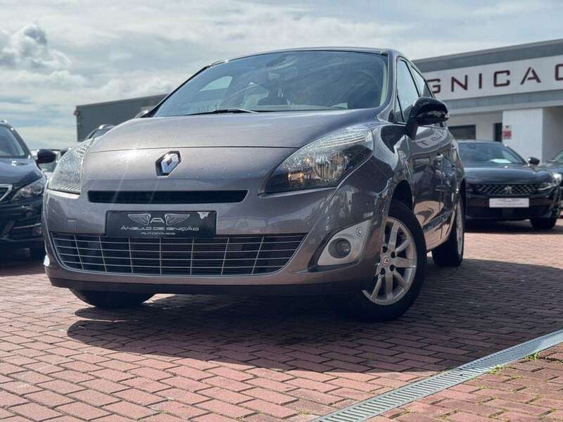 Cinzento Usado 2014 Renault Scénic III Monovolume | € 9.995 (Preço justo) - Imagem 1/4
