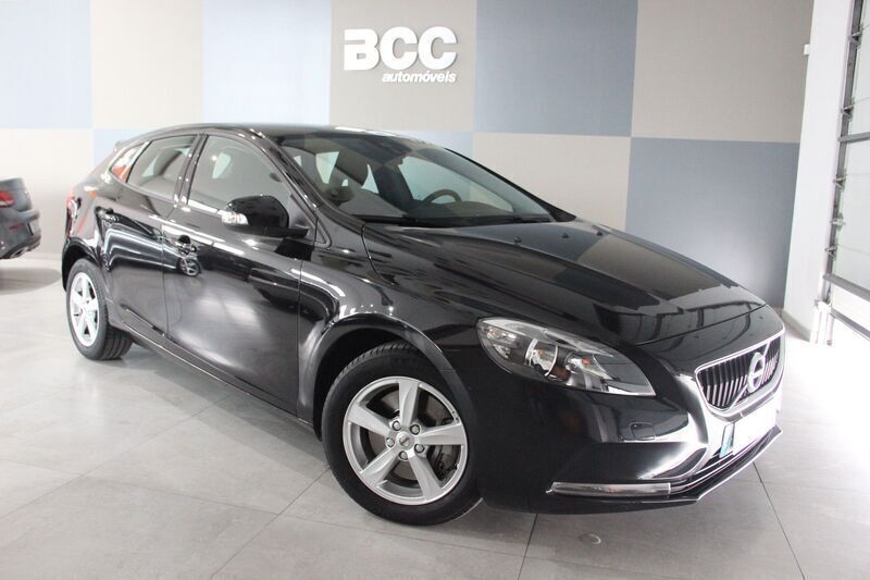 Preto Usado 2018 Volvo V40 Carrinha | € 20.480 (Preço justo) - Imagem 1/4