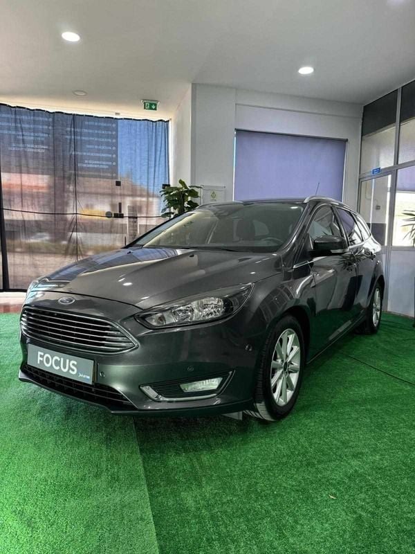 Cinzento Usado 2015 Ford Focus Sedan | € 11.900 (Preço justo) - Imagem 1/4