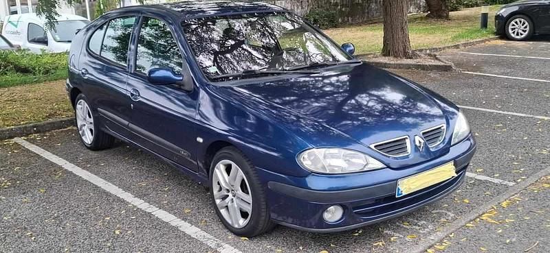 Azul Usado 2001 Renault Mégane Citadino | € 2.750 - Imagem 1/4