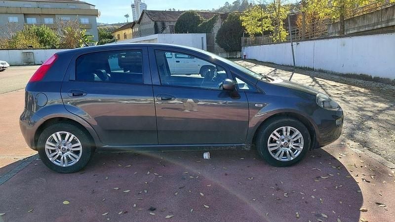 Usado 2016 Fiat Punto Young Sedan | € 6.150 (Preço justo) - Imagem 1/4