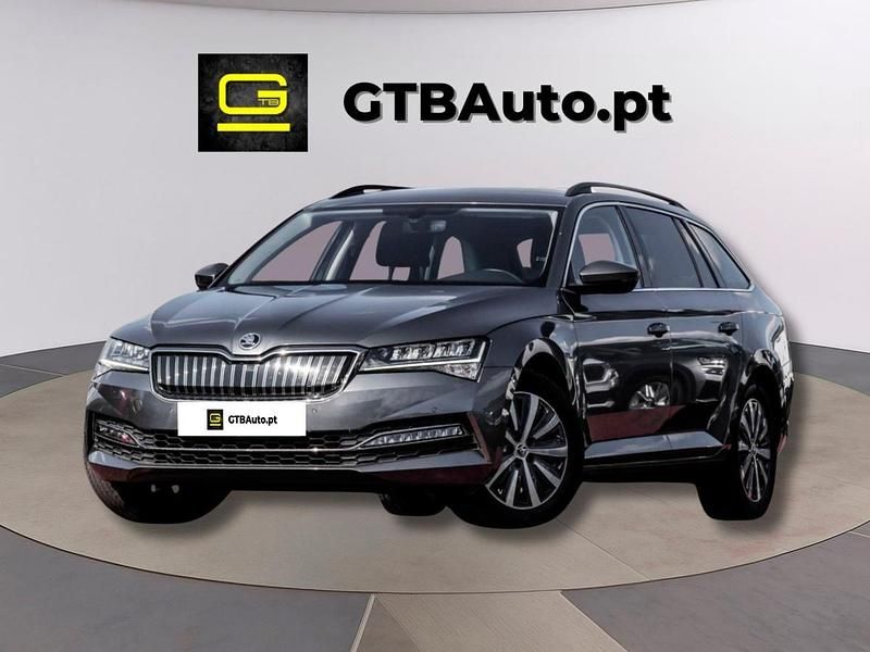 Cinzento Usado 2023 Skoda Superb | € 31.999 - Imagem 1/4