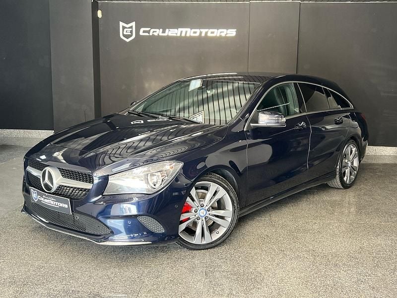 Azul Usado 2016 Mercedes CLA220 AMG line Sedan | € 19.900 - Imagem 1/4