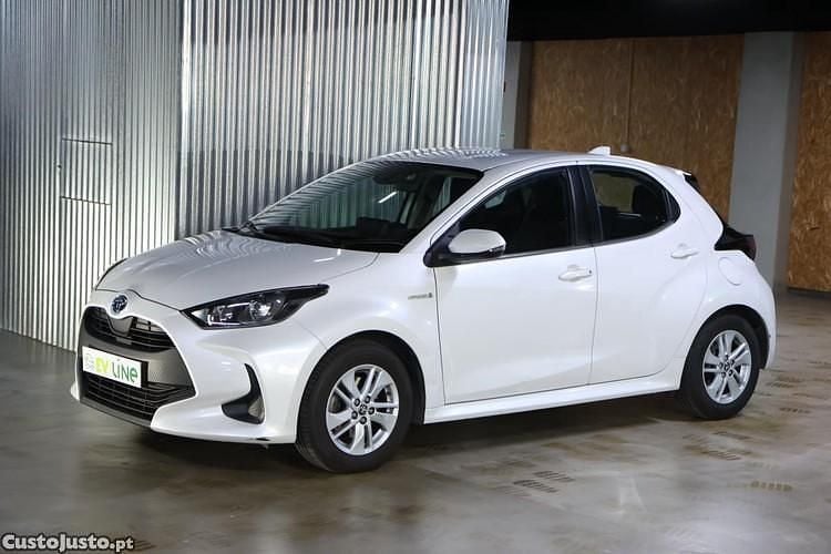 Branco Usado 2021 Toyota Yaris Hybrid Comfort Sedan | € 20.500 (Preço justo) - Imagem 1/1
