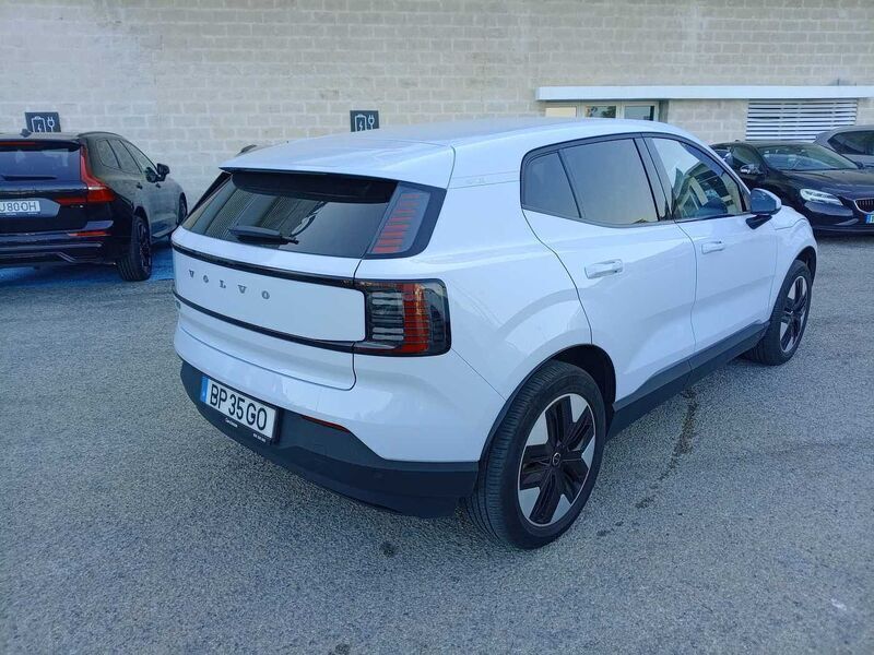 Azul Usado 2025 Volvo EX30 SUV | € 34.200 - Imagem 1/4