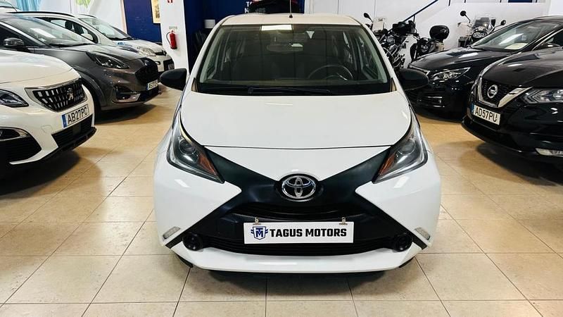 Usado Toyota Aygo 69 HP (50 kW) 2017 Branco Citadino