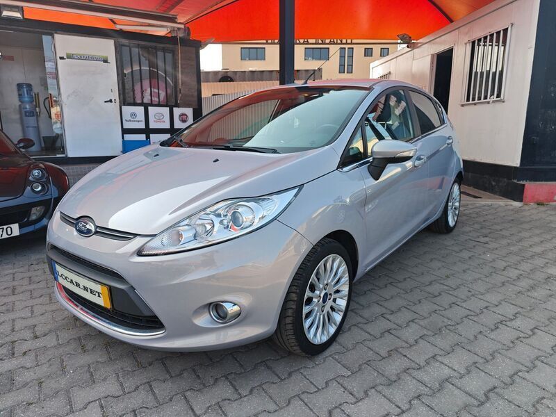 Cinza Usado 2011 Ford Fiesta Titanium Citadino | € 9.900 (Caro) - Imagem 1/4
