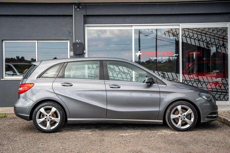 Usado Mercedes B180 109 HP (80 kW) 2012 Cinzento Monovolume