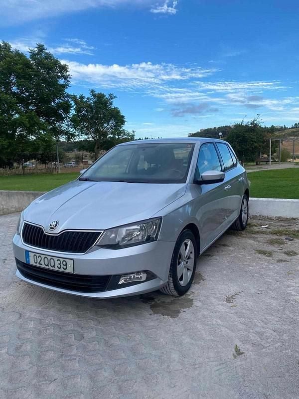 Cinzento Usado 2015 Skoda Fabia Carrinha | € 7.990 (Bom preço) - Imagem 1/4