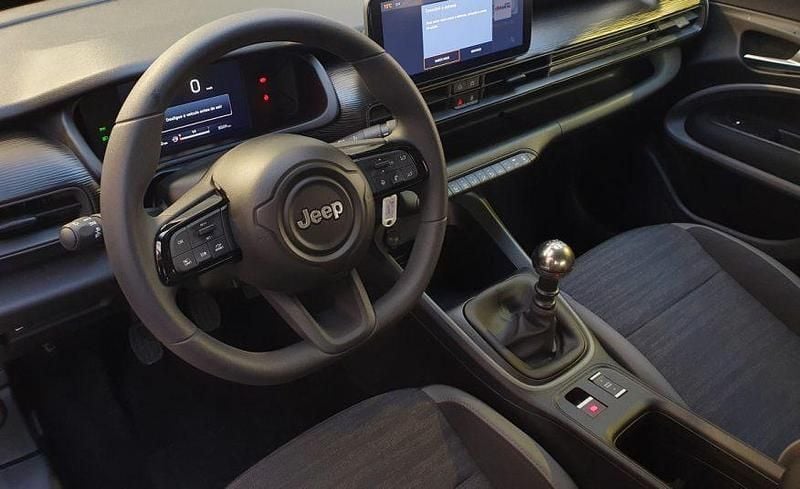 Usado Jeep Avenger Altitude 101 HP (74 kW) 2024 Branco SUV