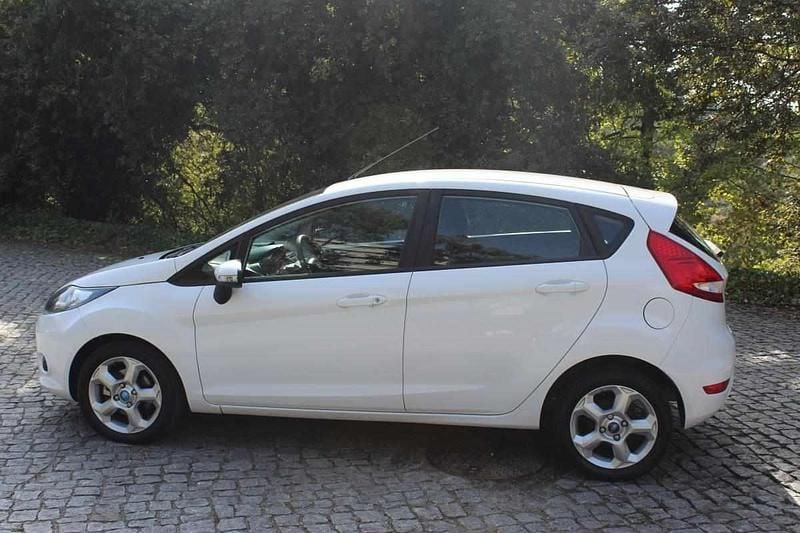Branco Usado 2011 Ford Fiesta Citadino | € 6.500 (Preço justo) - Imagem 1/3