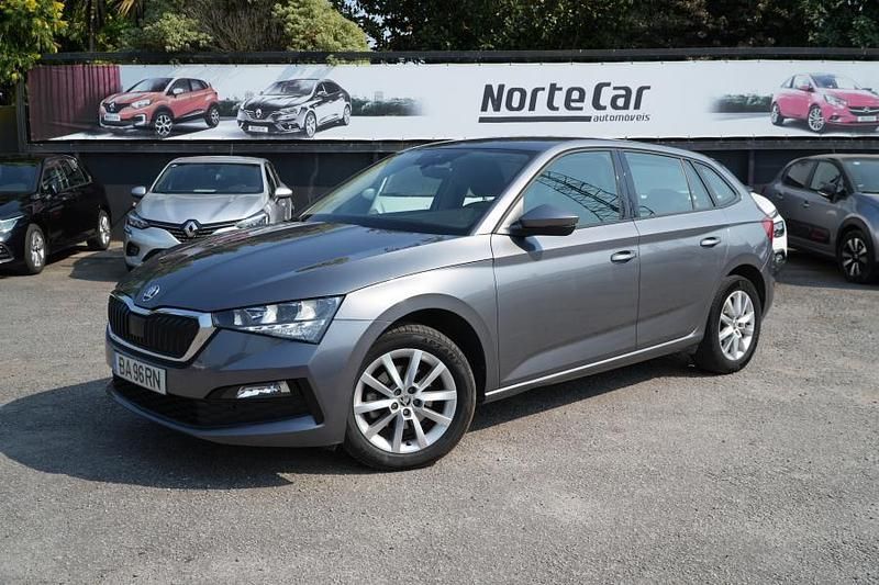 Cinza Usado 2023 Skoda Scala Ambition Citadino | € 15.750 (Preço justo) - Imagem 1/4