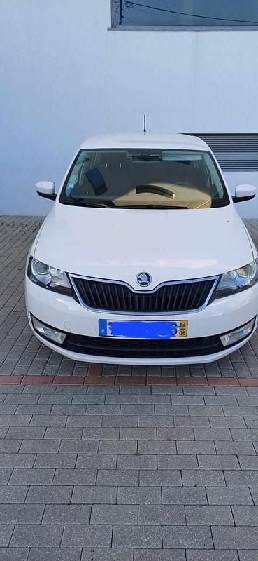 Branco Usado 2014 Skoda Rapid Citadino | € 8.500 - Imagem 1/4