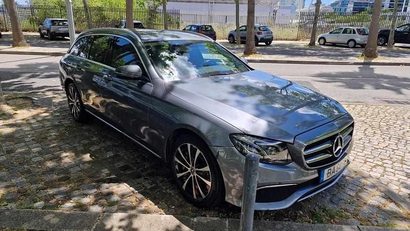 Cinzento Usado 2019 Mercedes E300 Carrinha | € 25.450 (Preço justo) - Imagem 1/4