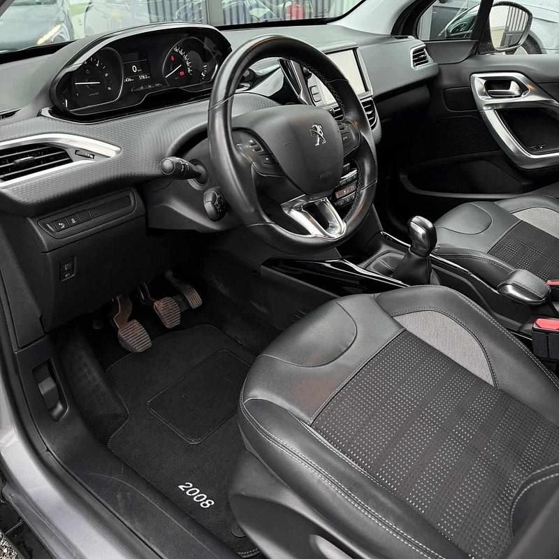 Usado Peugeot 2008 100 HP (73 kW) 2016 Cinzento SUV