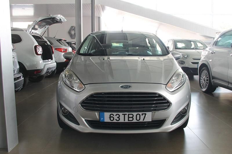 Cinzento Usado 2017 Ford Fiesta Trend Citadino | € 10.500 (Preço justo) - Imagem 1/4