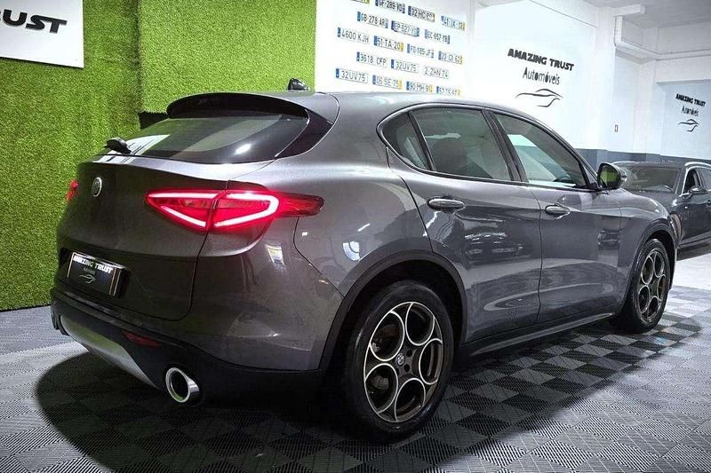 Usado Alfa Romeo Stelvio 180 HP (132 kW) 2018 Cinzento SUV