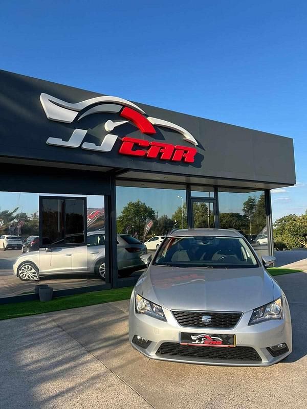 Usado Seat Leon ST 105 HP (77 kW) 2015 Cinzento Carrinha