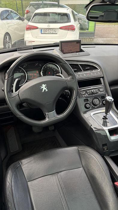 Usado Peugeot 5008 Allure 115 HP (84 kW) 2016 Sedan
