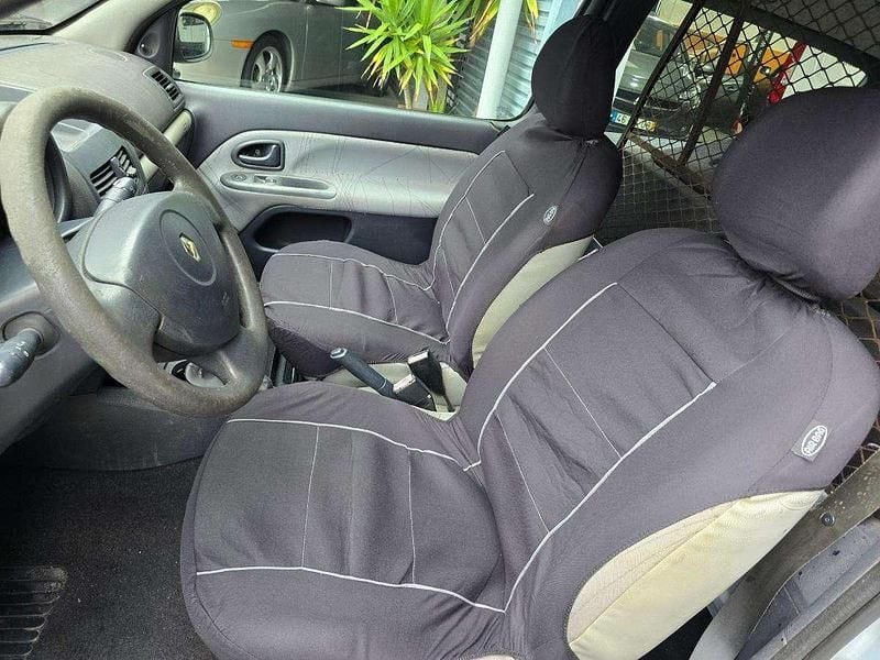 Usado Renault Clio II 65 HP (47 kW) 2002 Cinzento