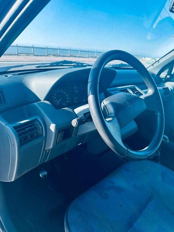 Azul Usado 1993 Renault Clio Citadino | € 1.100 - Imagem 1/4