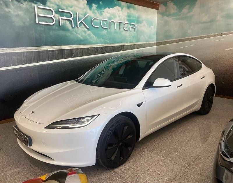 Branco Usado 2024 Tesla Model 3 Sedan | € 37.500 (Caro) - Imagem 1/4