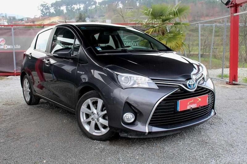 Usado Toyota Yaris 101 HP (74 kW) 2015 Cinzento Citadino