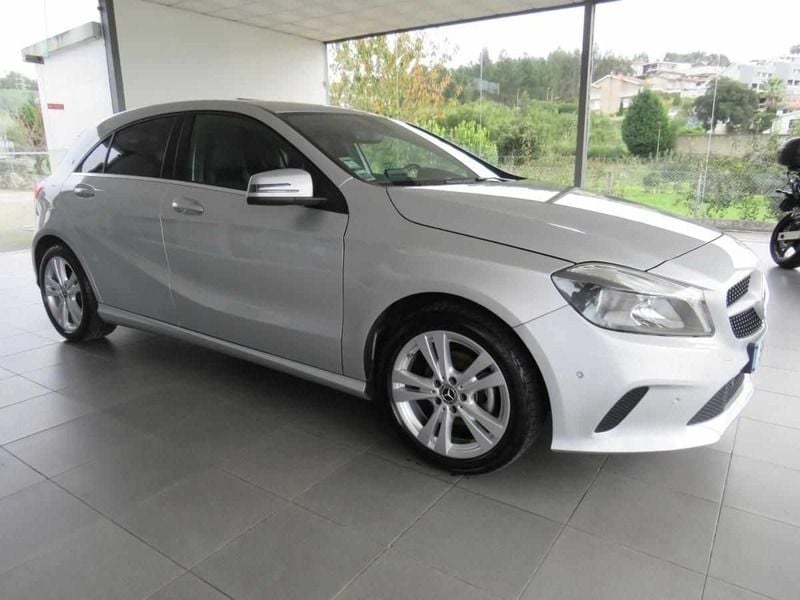Cinza prata Usado 2018 Mercedes A180 Style Citadino | € 19.600 (Preço justo) - Imagem 1/4
