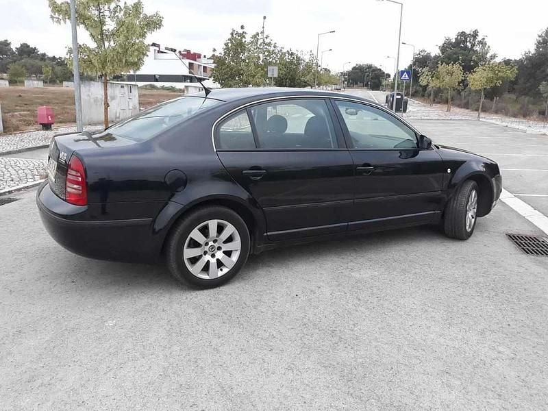 Usado Skoda Superb 130 HP (95 kW) 2004 Preto Sedan